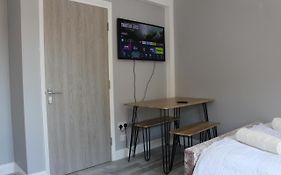 Lovely Central Luton Studio - Ideal For Airport!
